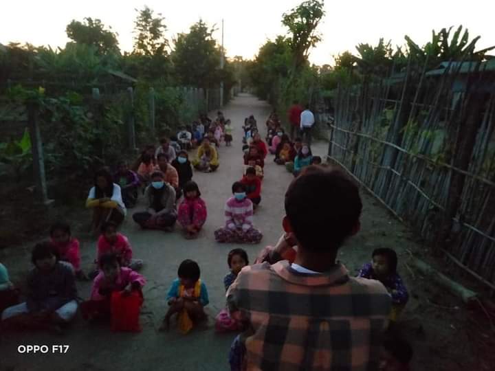 miN13700's tweet photo. A regular pro-democracy rally was seen in Yae Kyi Pin village, Yinmabin township on the evening of December 26, aiming at eradication of fascist dictator.

#WarCrimesOfJunta
#Dec26Coup 
#WhatsHappeningInMyanmar https://t.co/DVQkNHPU6G