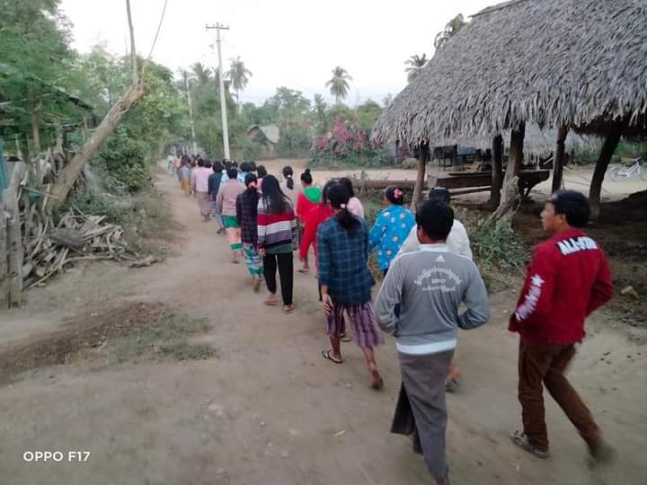 miN13700's tweet photo. A regular pro-democracy rally was seen in Yae Kyi Pin village, Yinmabin township on the evening of December 26, aiming at eradication of fascist dictator.

#WarCrimesOfJunta
#Dec26Coup 
#WhatsHappeningInMyanmar https://t.co/DVQkNHPU6G