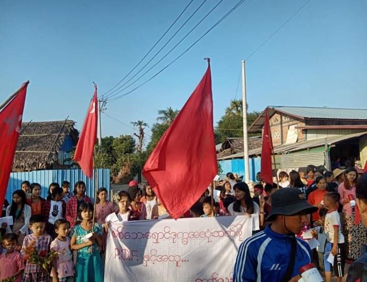 PhoneMyatKhine5's tweet photo. Hundreds of people joined in protest in Depayin. It's the determination that do not want to stay under military boots.

#WarCrimesOfJunta #Dec26Coup
#WhatsHappeningInMyanmar https://t.co/8ndz39yo0F