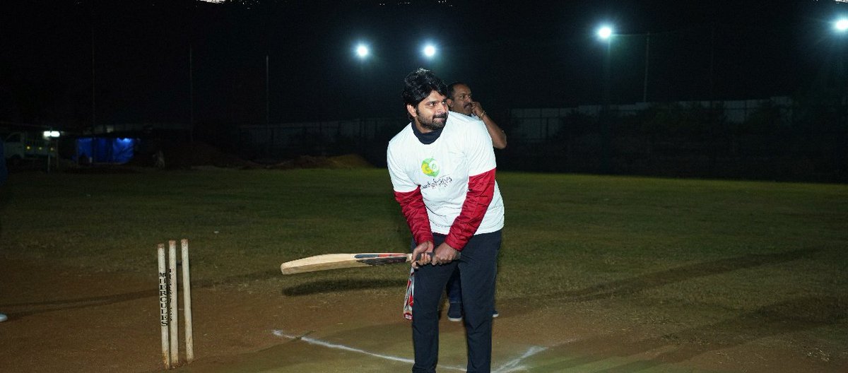 Matinee Entertainment (@matineeent) on Twitter photo Video Glimpse of the Exciting Cricket Match between Team #ArjunaPhalguna 🆚 FANS! 🏏🤩
▶️ youtu.be/h4qyftSJnwk
Releasing On Dec 31st ✅
#ArjunaPhalgunaOnDec31💥
<a href="/MatineeEnt/">Matinee Entertainment</a> <a href="/sreevishnuoffl/">#SINGLE Sree Vishnu</a> <a href="/DirTejaMarni/">Teja Marni</a> #AnveshReddy <a href="/pasha_always/">ఎన్ ఎం పాషా</a> <a href="/Actor_Amritha/">Amritha</a> <a href="/priyadarshan_09/">Priyadarshan</a> <a href="/adityamusic/">Aditya Music</a> Video Glimpse of the Exciting Cricket Match between Team #ArjunaPhalguna 🆚 FANS! 🏏🤩
▶️ youtu.be/h4qyftSJnwk
Releasing On Dec 31st ✅
#ArjunaPhalgunaOnDec31💥
<a href="/MatineeEnt/">Matinee Entertainment</a> <a href="/sreevishnuoffl/">#SINGLE Sree Vishnu</a> <a href="/DirTejaMarni/">Teja Marni</a> #AnveshReddy <a href="/pasha_always/">ఎన్ ఎం పాషా</a> <a href="/Actor_Amritha/">Amritha</a> <a href="/priyadarshan_09/">Priyadarshan</a> <a href="/adityamusic/">Aditya Music</a>