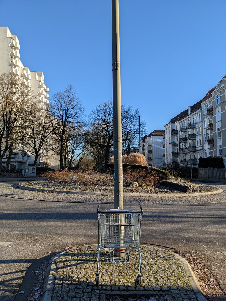 Zwischen den Stadtteilen. Hamburg <a href="/Wagerlkunst/">Einkaufswagenkunst</a> #einkaufswagenkunst