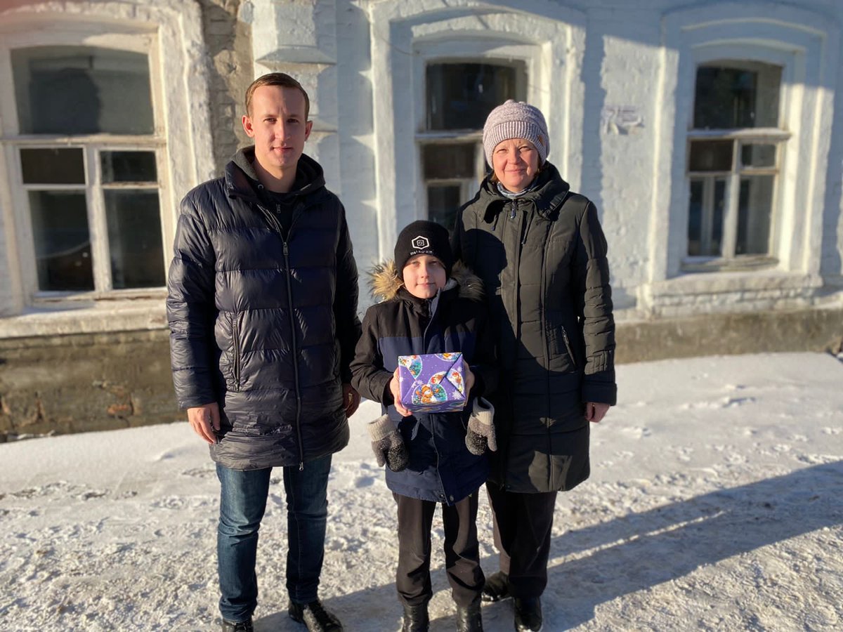Rustam_Ilingin's tweet photo. Здорово, что в Самаре уже много лет проходит благотворительная акция «Ёлка желаний». Сегодня почувствовал себя настоящим помощником Деда Мороза и исполнил новогоднюю мечту Никиты и Алины. С праздником, дорогие ребята! Будьте здоровы и счастливы! ❄️☃️🎁 https://t.co/HRCI5ZIVr9