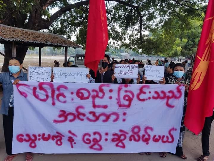 pzl_jourlm's tweet photo. To revolt fascist regime in united power of hilly regions and lowlands , southern plain of #Moywa's residents staged regular coalition strike on Dec-26 .

#WhatsHappeningInMyanmar 
#WarCrimesOfJunta #Dec26Coup https://t.co/aIJu61FEmy