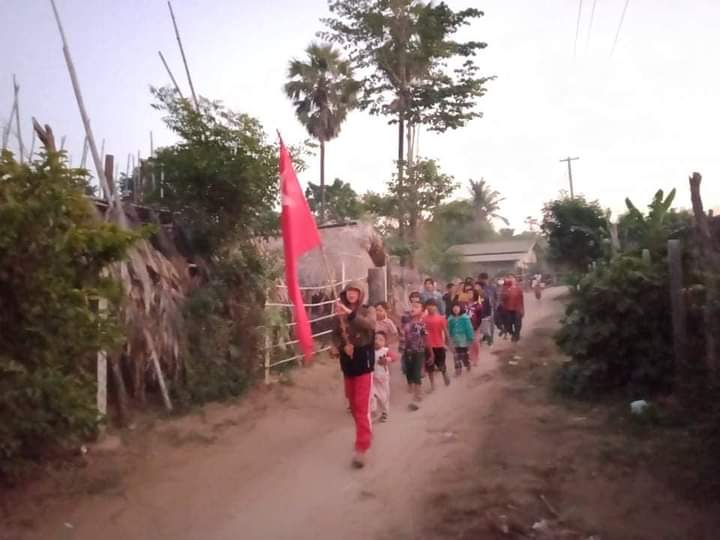 miN13700's tweet photo. A nightfall protest to uproot the murderous military regime was continued by young local activists in Pekone village, Yinmarbin township on December 26.

#WarCrimesOfJunta
#Dec26Coup 
#WhatsHappeningInMyanmar https://t.co/HAMbgzSPhK