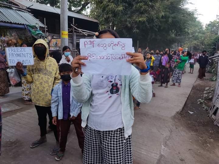 pzl_jourlm's tweet photo. To revolt fascist regime in united power of hilly regions and lowlands , southern plain of #Moywa's residents staged regular coalition strike on Dec-26 .

#WhatsHappeningInMyanmar 
#WarCrimesOfJunta #Dec26Coup https://t.co/aIJu61FEmy