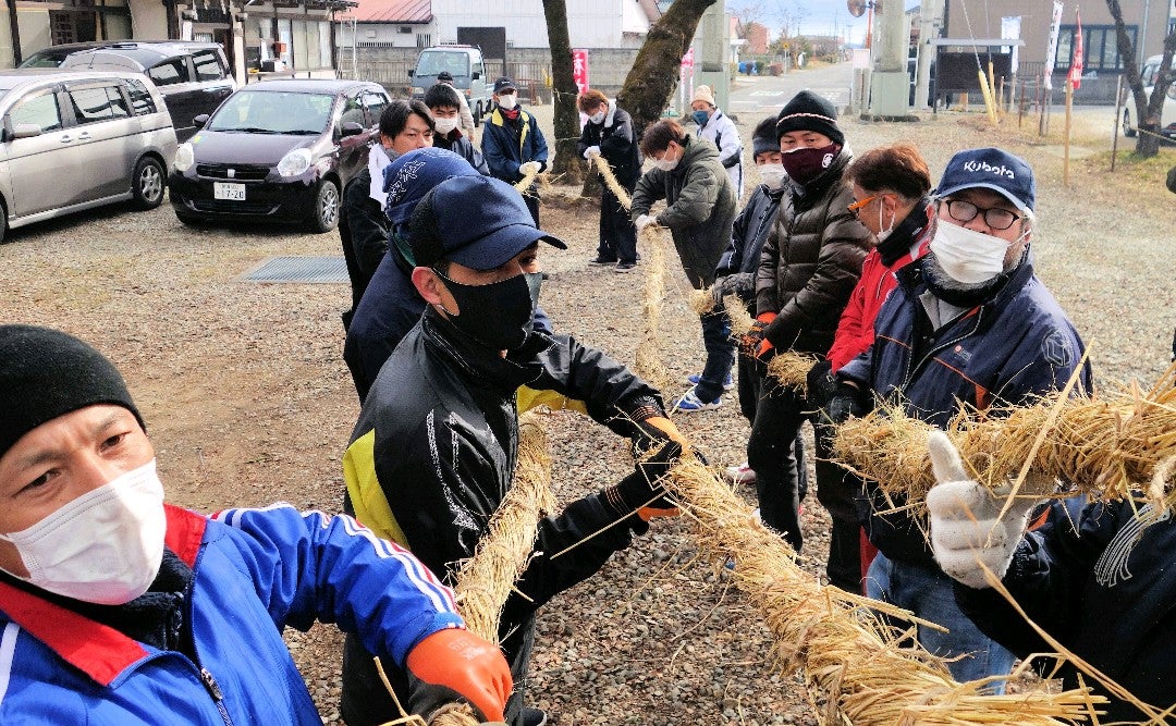 diversion_green's tweet photo. 今日は地元三島神社奉賛会三島会の一員として、鳥居のしめ縄作りを行いました。こういった行事の伝承がうまく出来ていない地域が多い話を聞きますが、当地域は割合うまく出来ていると思います。なかなか皆さん頼もしいです。 (@ 三島神社 in 那須塩原市, 栃木県) https://t.co/wiWCOeepfV https://t.co/JH4INZBxLY