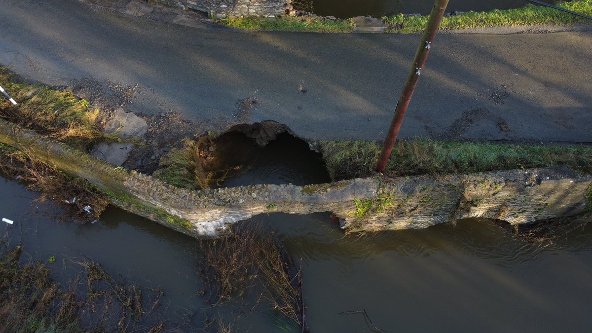 Dylan_Walshe's tweet photo. Kilcarbry bridge #Enniscorthy #Flooding @CathalEByrne @wexfordcoco https://t.co/ZwBxD6tKEl
