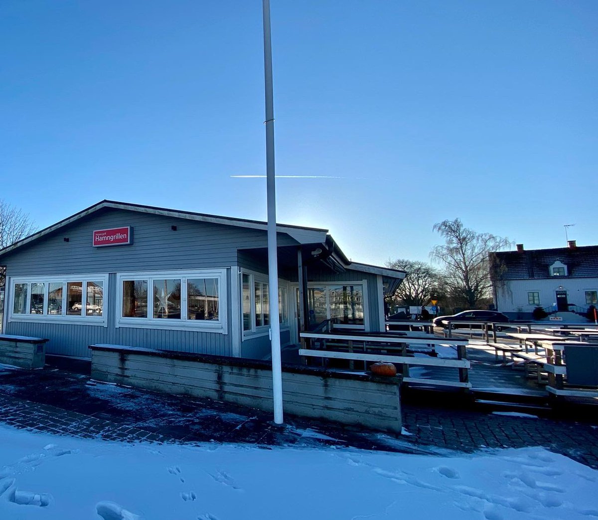 OvePetersson's tweet photo. I det fina vintervädret ☀️smakar en korv 🌭med bröd alltid ”mycket gutt”
#Hamnen #Färjestaden 
#Hamngrillen https://t.co/VTlbiPxXvw