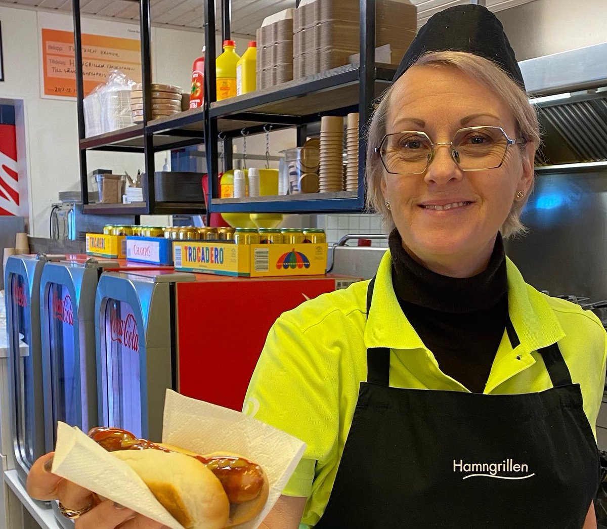 OvePetersson's tweet photo. I det fina vintervädret ☀️smakar en korv 🌭med bröd alltid ”mycket gutt”
#Hamnen #Färjestaden 
#Hamngrillen https://t.co/VTlbiPxXvw