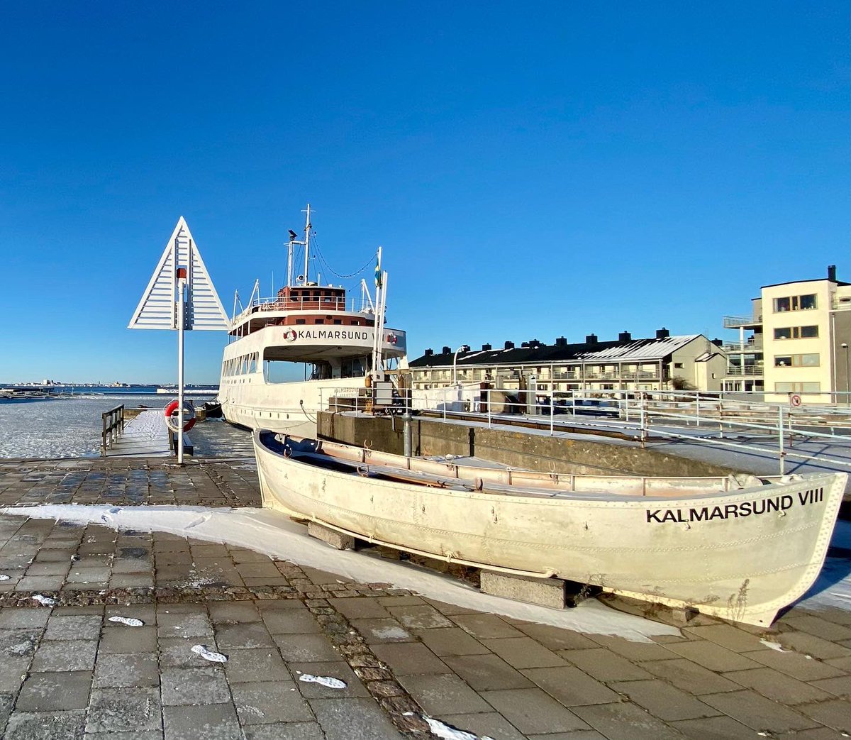 OvePetersson's tweet photo. I det fina vintervädret ☀️smakar en korv 🌭med bröd alltid ”mycket gutt”
#Hamnen #Färjestaden 
#Hamngrillen https://t.co/VTlbiPxXvw