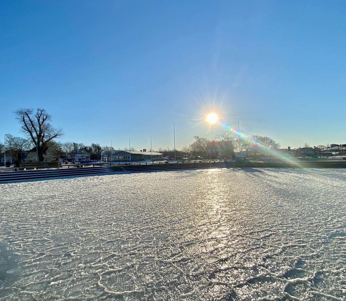 OvePetersson's tweet photo. I det fina vintervädret ☀️smakar en korv 🌭med bröd alltid ”mycket gutt”
#Hamnen #Färjestaden 
#Hamngrillen https://t.co/VTlbiPxXvw