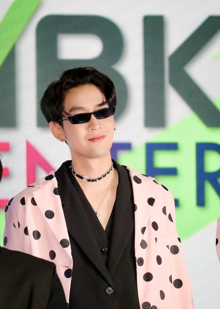 PIMCOLOR's tweet photo. เฟี้ยวสุดย่าน MBK 🤘🏻 #STHFASHIONSHOW #ขุณขิมมอญ https://t.co/ZSuERccRrK