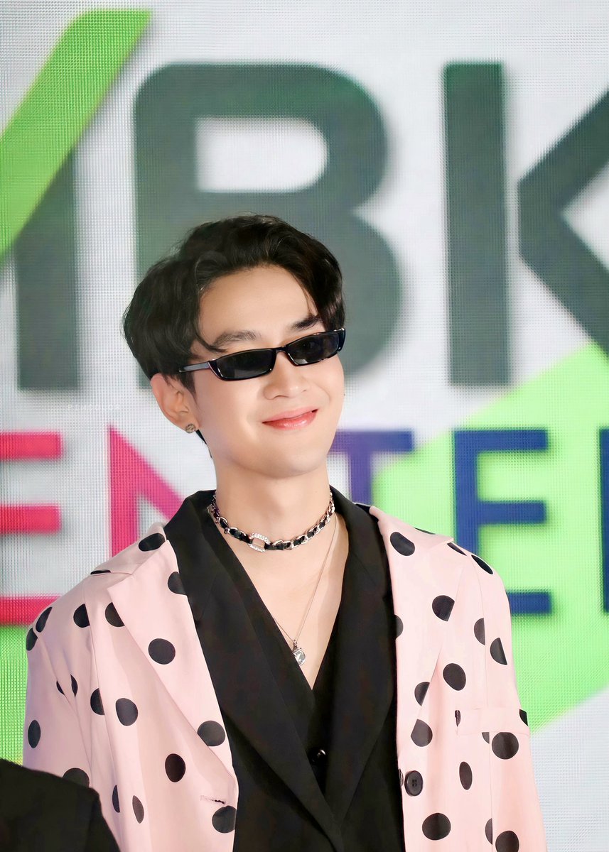 PIMCOLOR's tweet photo. เฟี้ยวสุดย่าน MBK 🤘🏻 #STHFASHIONSHOW #ขุณขิมมอญ https://t.co/ZSuERccRrK