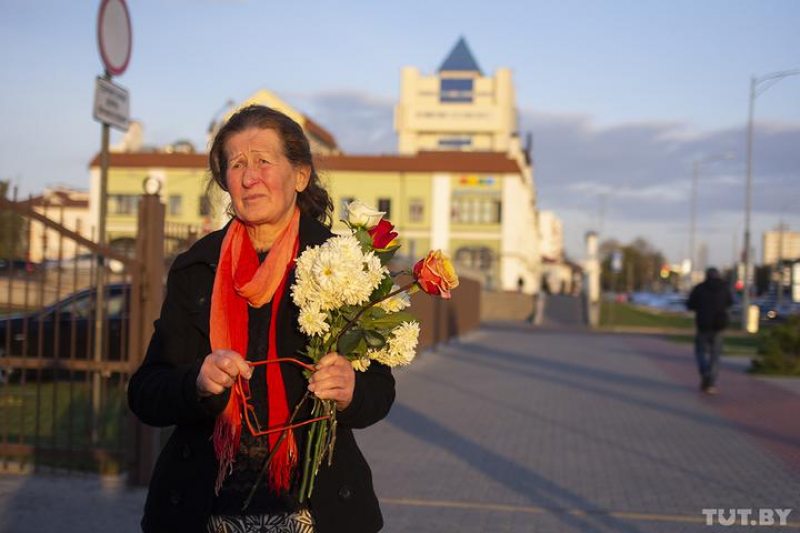 HannaLiubakova's tweet photo. #Belarus Pensioner Alena Hnauk has been detained again. She is accused of protesting - the picture with white and red towels shows what police found as "evidence." Alena was already sentenced to 2 years of restricted freedom under home confinement https://t.co/wuc4X9XlOV