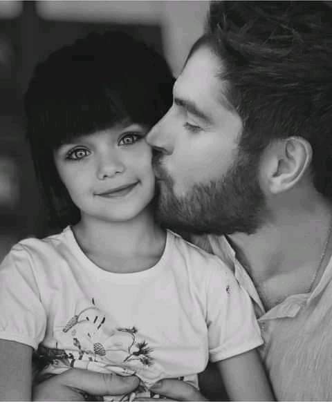 Morganny0715's tweet photo. Ella le da de comer / Él se quiere peinar como papá. https://t.co/BWnI5yDc1p