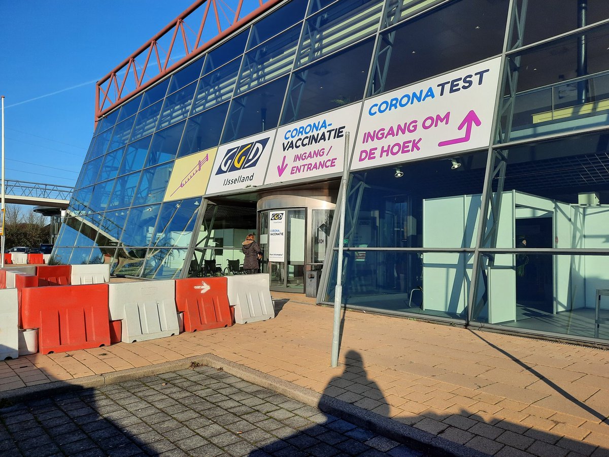 vosbeeld's tweet photo. Ook tijdens de kerstdagen prikt @ggdijsselland gewoon door in een hoog tempo. Zojuist mijn #boosterprik gehaald. Goed georganiseerd allemaal, stond binnen een half uur weer buiten. @rivm #Vaccinatie #booster #Moderna #GGD #ggdijsselland #Corona https://t.co/3TATadluS4