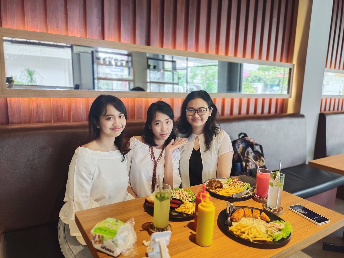 atihkrisnadi's tweet photo. hari ini mereka baik deh
pake baju putih ya mereka bilang ribet ah, tp ttp pake baju putih
aku foto ditengah ya mereka bilang ya
aku mau dinyanyiin ya mereka nyanyi
aku mau tiup lilin sama kalian ya, awal2 dicuekin eh pas mau plg mbak mas nya bwainn kue sama lilin "mau jg mereka" https://t.co/7qPltOwcTC