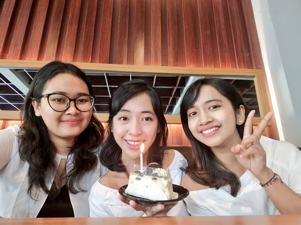 atihkrisnadi's tweet photo. hari ini mereka baik deh
pake baju putih ya mereka bilang ribet ah, tp ttp pake baju putih
aku foto ditengah ya mereka bilang ya
aku mau dinyanyiin ya mereka nyanyi
aku mau tiup lilin sama kalian ya, awal2 dicuekin eh pas mau plg mbak mas nya bwainn kue sama lilin "mau jg mereka" https://t.co/7qPltOwcTC