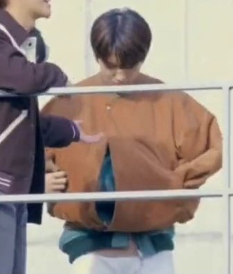 ha_chi127's tweet photo. ちゃんと袖をポッケに入れているところが芸が細かいw
急にチソンちゃん体格良くなったw
の出来上がりに満足そうなユタさん
#NCT #NCT_Beautiful
#YUTA #JISUNG https://t.co/jmFg51d8C5