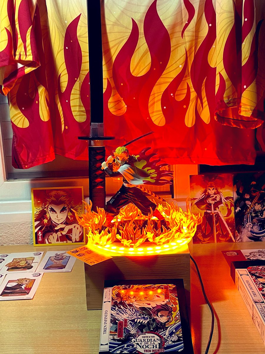 Martin96xx's tweet photo. Gracias @SelectaVision por esta maravilla de edición del tren infinito, y con mi gran figura de 🔥Kyōjurō Rengoku🔥 @kimetsu_off #rengokukyojuro #kimetsunoyaiba https://t.co/gPpIL9DNa0