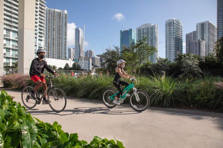 theunderlinemia's tweet photo. Safety and mobility are part of The Underline's core values. 🚲 Our urban trail is a public space bikers and pedestrains can enjoy safely with friends and family. Explore the Brickell Backyard, the first half mile completed of the future 10-mile Underline. https://t.co/rukj7rdSjH https://t.co/hUk8ngS6MP