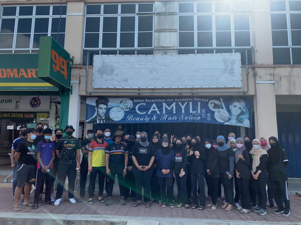 diniemohdfadil's tweet photo. Update from Jelebu, starts from Friday clean up 🧹 until today. 

Terima kasih untuk semua volunteers yang datang! Banyak rumah dah settle and now kerja pengagihan barang sumbangan akan dijalankan. 

Hari ini bersama @putra_centre, sejiwa society, zer0hunger, &amp; lain2 https://t.co/CFXulMmgk3