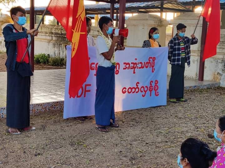 AlexMyanmar13's tweet photo. Residents from the northwestern plain part of Letpadaungtaung protested against the Military Junta, showing that they will never accept them.
#WarCrimesOfJunta #Dec26Coup #WhatsHappeningInMyanmar https://t.co/taNvom3vyH