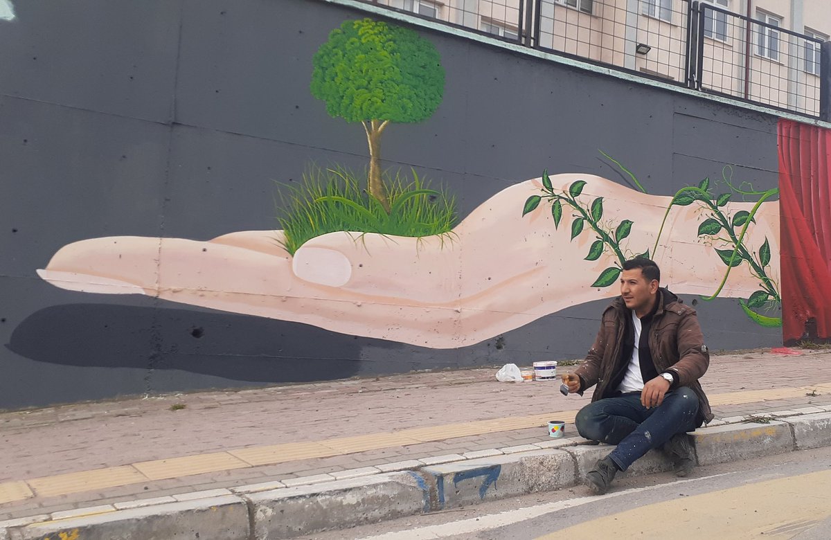 Veyselalgur_'s tweet photo. Kirli montumu giydiysem soğuklar gelmiş demektir. 🤗

Buna rağmen Yine de güzelleştirmeye,  mesaj vermeye ve duvarları konuşturmaya devam edeceğiz. 

Çünkü bu bizim mottomuz.

@rosidasanat_
https://t.co/bR5GYRaPE3

#VEYSELALGÜR #mural3d #mural
 #grafiktasarim #duvarresmi #sanat https://t.co/YZLr6fqqjW