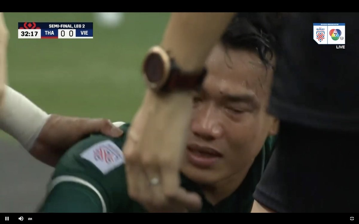 โอ้ยไม่เป็นไรนะพี่บอย นี่ก็ช่วยทีมได้เยอะแล้วคับ ขอให้ไม่เจ็บมากนะฮือ การที่นักกีฬาเจ็บเป็นอะไรที่น่าเศร้ามากจริงๆ😭 #บอลไทย