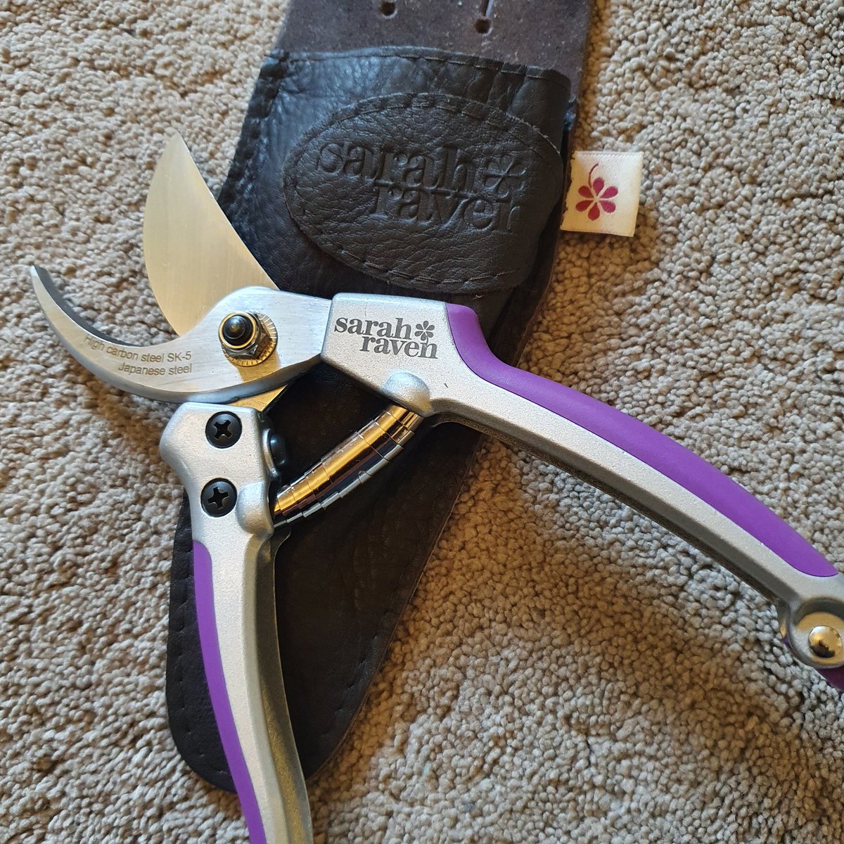 secretgardenweb's tweet image. Loving my new @sarahravensgarden #secateurs 💜

#sarahraven #japanesesteel #gardeningtools #gardeninglovers #christmaspresents #gardeninglifestyle