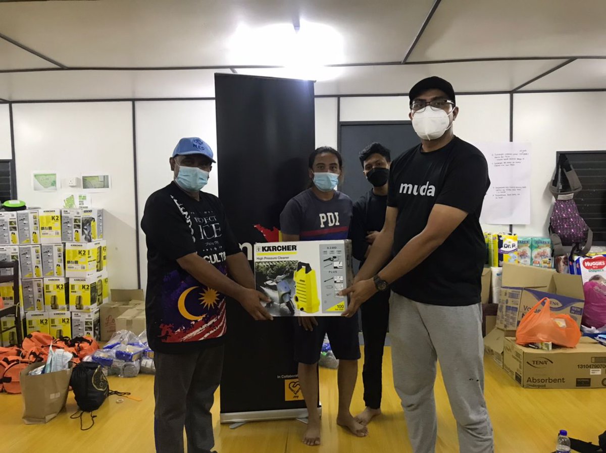 DPikairi's tweet photo. @Parveen29P @SikhInside @gurdwarasahibpj 🎤🎤HEBAHAN N RT🎤🎤

🚨MISI CUCI&amp;BERSIHTEMERLOH🚨
update terkini

terima sumbangan 10 waterjet n peralatan pembersihan sumbangan dari team MUDA selanngor

#DaruratBanjir https://t.co/ozTsbfhVfj