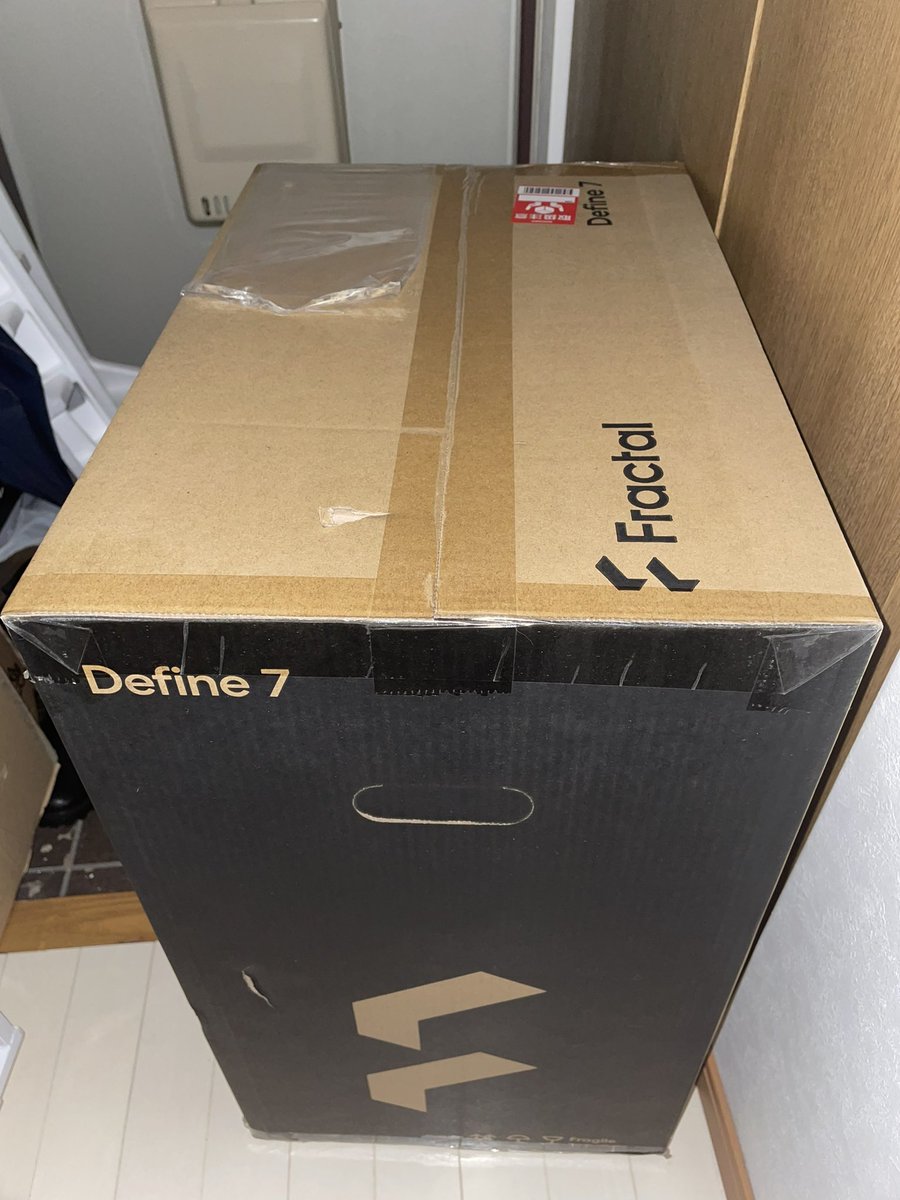 flyingdemon's tweet photo. クリスマスプレゼントはPCケース!
(玄関埋まってるぞ…)
じゃなくて初期不良交換で届いたケースです
『年末年始にもう1回自作PC作りを楽しめるドン!🥁』て事だけど、イヤ過ぎる…
自作 PCなんて作っててなーんも楽しくないからね??
#Define7 https://t.co/el7uO0ERCf