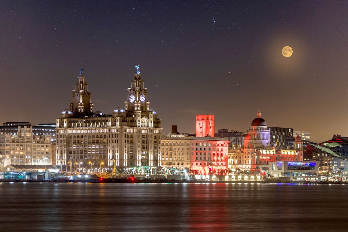 LiverpoolVista's tweet photo. New Competition.
RT and follow (if you haven't already) for a chance to win this 12 x 8 inch Moon over the Iconic #Liverpool Waterfront print. The draw will be on Sunday, 2nd January. https://t.co/LSHxjKTpSC