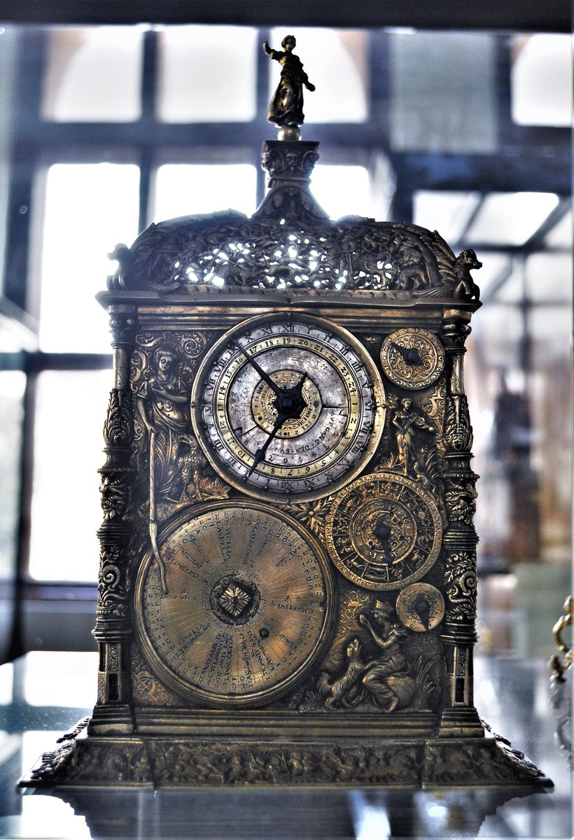 pourichkevitch's tweet photo. #ScientificSunday
最初の1650年製の壮観な機器は太陽と月星の運行を計算するアストロラーベと日の出没の時刻、12時間を音で知らせる機能も持ち土台の暦には聖人の祝祭日が記されている。2番目には1596年製の25の科学的計器を備えた多機能計器。3番目の時計も一見して多機能。ノートの表紙は永久暦だ。 https://t.co/GUPHiAxFMK