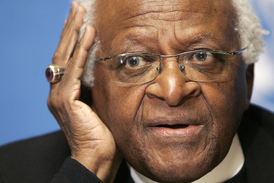 latercera's tweet photo. 🇿🇦 Muere a los 90 años Desmond Tutu, Nobel de la Paz y activista en la lucha contra el apartheid https://t.co/PyXZhsPrYT https://t.co/ca3yahLzVl