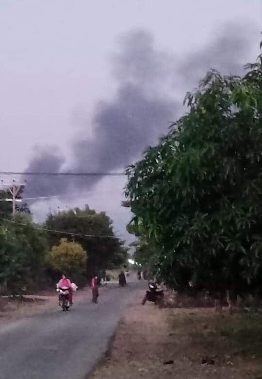 spring_2021's tweet photo. According to locals,Since around 6pm on Dec26, Fighting between LDF joint forces and Military Council in NatChaung Village,Kale Tsp,Sagaing.Currently fighting becomes intensified and Some houses in village are burning.

#WarCrimesOfJunta
#Dec26Coup  
#WhatsHappeningInMyanmar https://t.co/IT10ru6egw