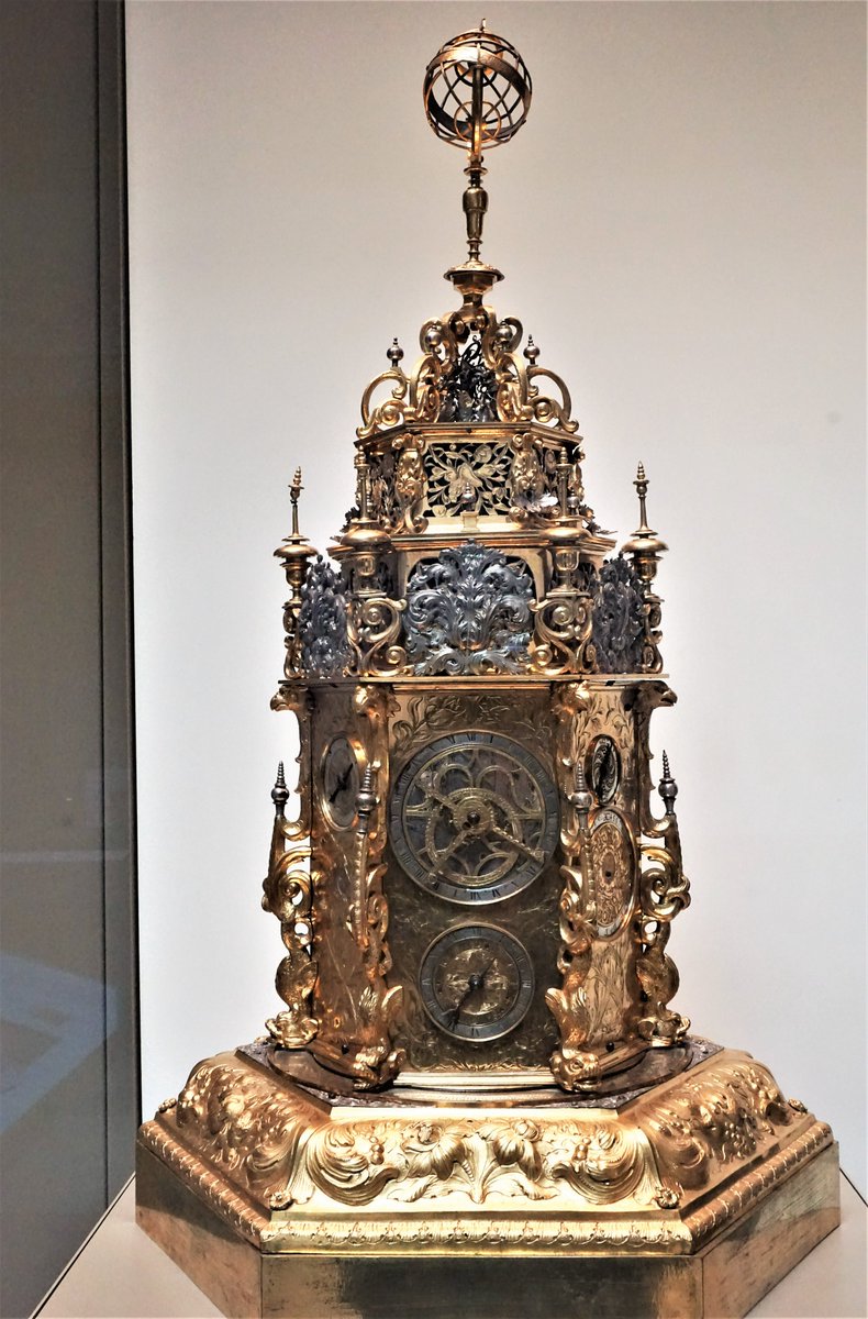 pourichkevitch's tweet photo. #ScientificSunday
最初の1650年製の壮観な機器は太陽と月星の運行を計算するアストロラーベと日の出没の時刻、12時間を音で知らせる機能も持ち土台の暦には聖人の祝祭日が記されている。2番目には1596年製の25の科学的計器を備えた多機能計器。3番目の時計も一見して多機能。ノートの表紙は永久暦だ。 https://t.co/GUPHiAxFMK