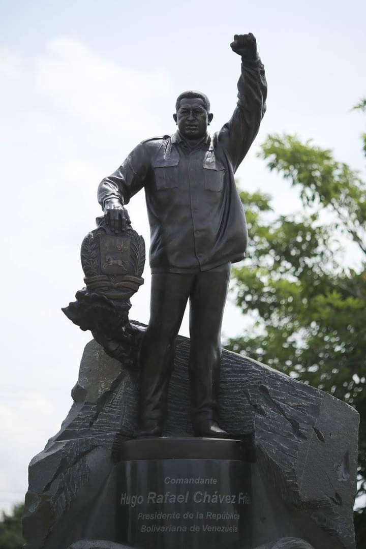 franco_c9's tweet photo. Putin le hace un monumento a Hugo chavez, tiembla la oligarquía mundial por el pensamiento socialista del comandante.

La obra, trabajada a mano y completamente en granito tiene una altura aproximadamente seis metros de altura, fue un encargo del presidente ruso, Vladimir Putin. https://t.co/I4iqOzuIr1