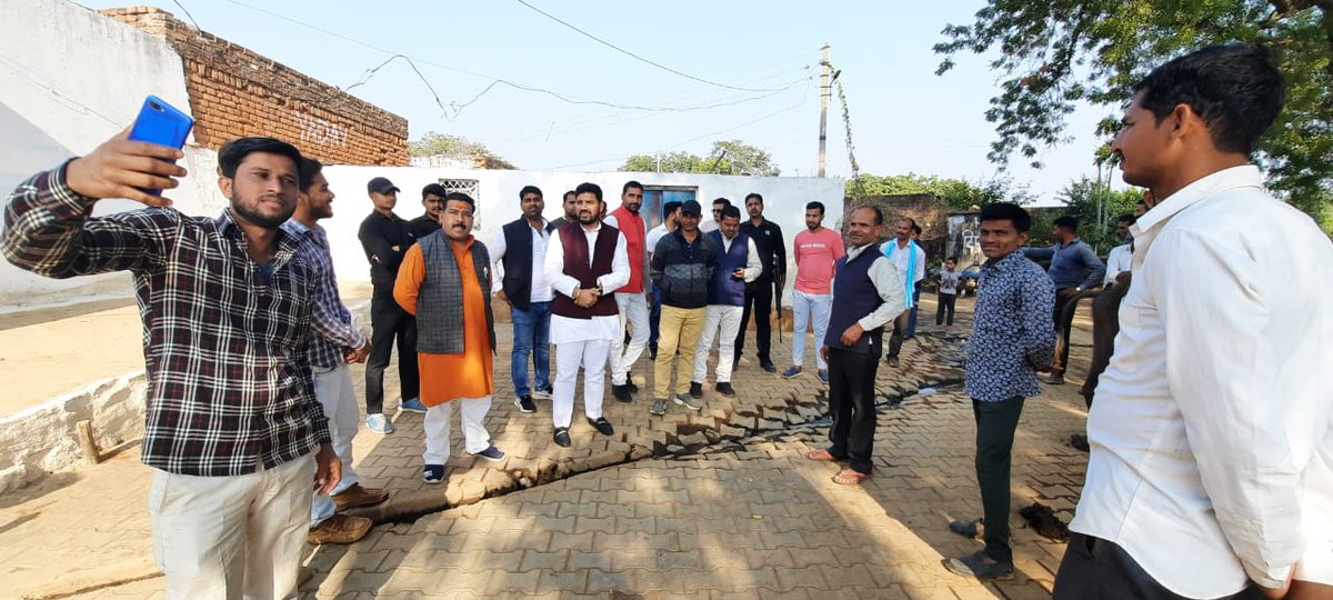 VeeruBhaiya4bjp's tweet photo. 26 दिसम्बर को बबीना विधानसभा के ग्राम पुरा,बडेरा, पृथ्वीपुर नया खेड़ा व शेखर में घर घर जाकर तूफानी जनसंपर्क कर लोगो से मुलाकात की व आशीर्वाद प्राप्त किया।

 *वीरेंद्र प्रताप सिंह "वीरू भैया"*
 *222 बबीना विधानसभा झांसी*
#veerubhaiya #teamveerubhaiya #AkhileshYadav #SamajwadiParty https://t.co/yxfVCmN5nk