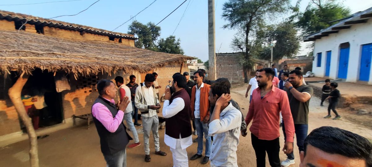 VeeruBhaiya4bjp's tweet photo. 26 दिसम्बर को बबीना विधानसभा के ग्राम पुरा,बडेरा, पृथ्वीपुर नया खेड़ा व शेखर में घर घर जाकर तूफानी जनसंपर्क कर लोगो से मुलाकात की व आशीर्वाद प्राप्त किया।

 *वीरेंद्र प्रताप सिंह "वीरू भैया"*
 *222 बबीना विधानसभा झांसी*
#veerubhaiya #teamveerubhaiya #AkhileshYadav #SamajwadiParty https://t.co/yxfVCmN5nk