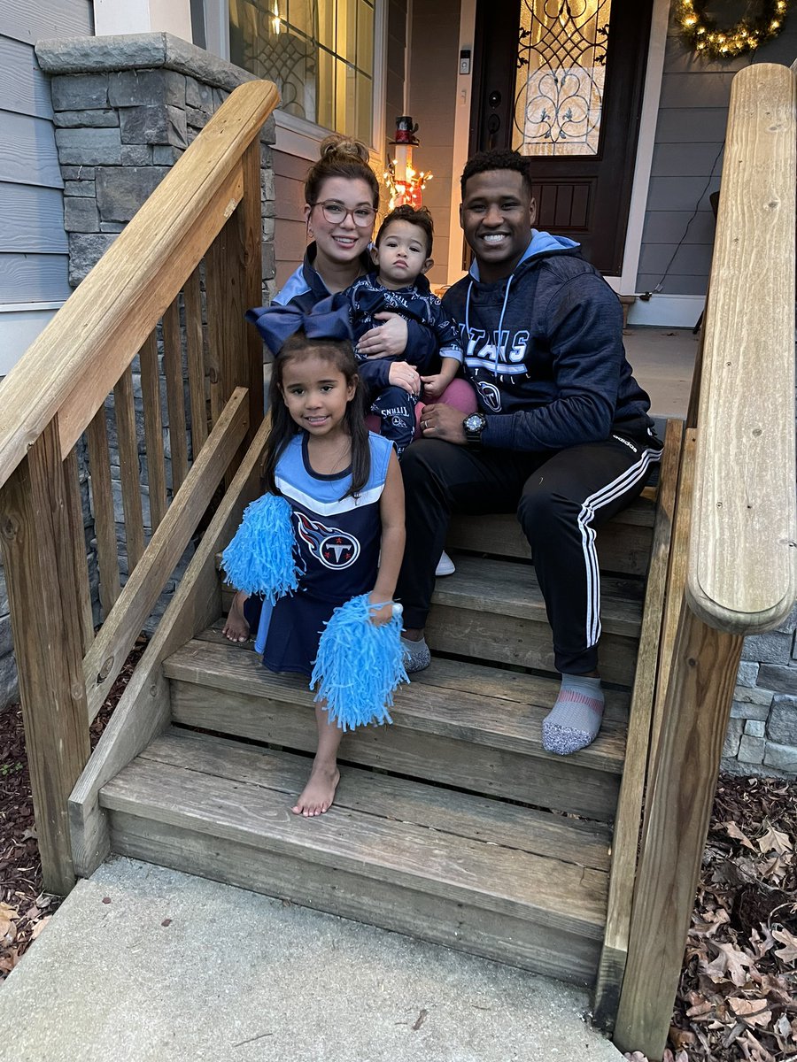 dcrumpton6's tweet photo. @Titans New Titan’s outfits for Christmas! This is my daughter and her family❤️ https://t.co/KOwTqnzuD1