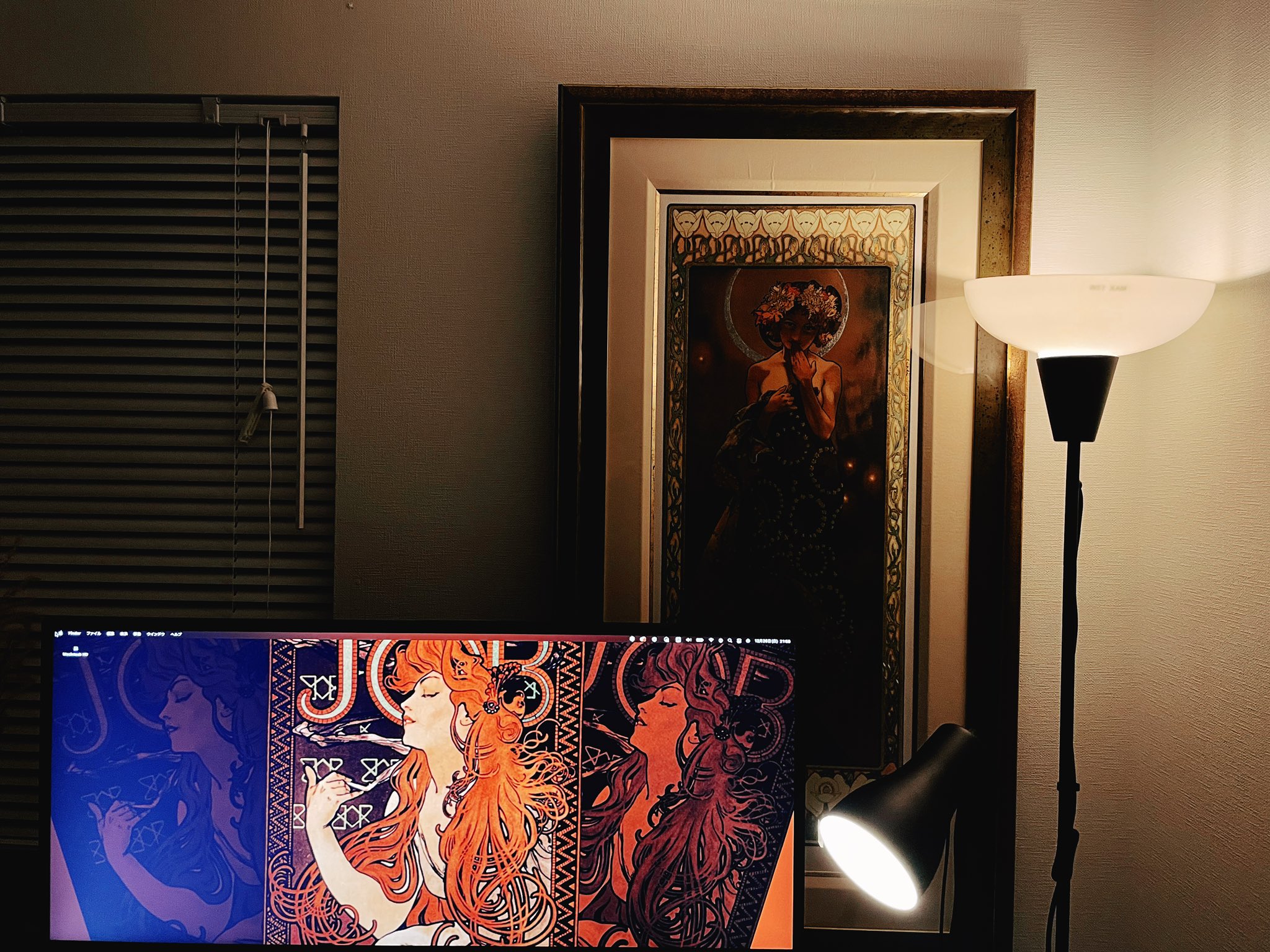 ゆーとら ブロガー アルフォンス ミュシャの絵画を飾ってます 唯一無二のデスクだと思います Ultimatepcデスクグランプリ21 Nanoleaf賞 お前らのpcデスク周り晒してけ お前らのpcデスク周り晒していけ T Co Gykvke8juw Twitter