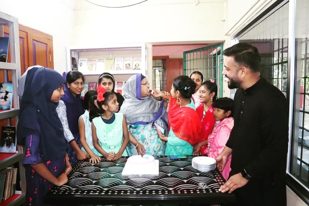 mohioshi's tweet photo. Happy 1 year anniversary to mohioshi!! 
We celebrated the opening of the library in the same month we celebrate out 1year anniversary!! 
In this year we are so pleased that we have managed to support an extra 10 girls this year, bringing our scholarships to 20! https://t.co/4yMwf43RY3