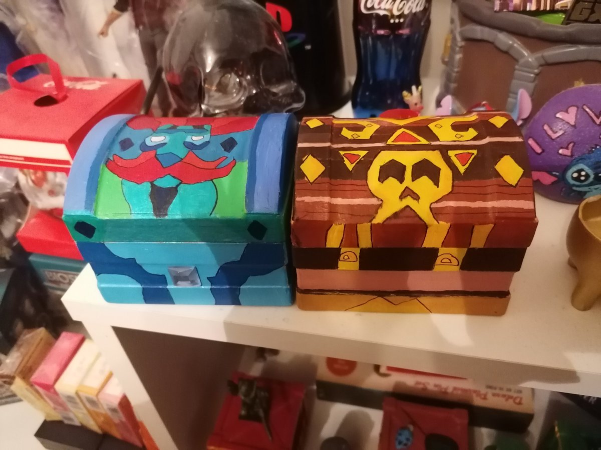 Jezziikaah's tweet image. My sister custom made these for me as much as I love sea of thieves great memories with the chest of sorrow and the captains chest, over the moon with how these look, she even put chocolate coins  to help get my gold back up 😂 @SeaOfThieves #sotalented #SeaOfThieves #custom