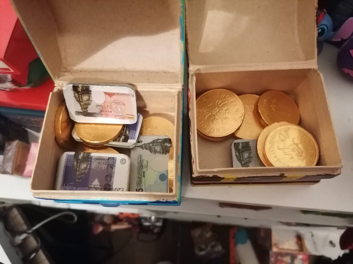 Jezziikaah's tweet image. My sister custom made these for me as much as I love sea of thieves great memories with the chest of sorrow and the captains chest, over the moon with how these look, she even put chocolate coins  to help get my gold back up 😂 @SeaOfThieves #sotalented #SeaOfThieves #custom