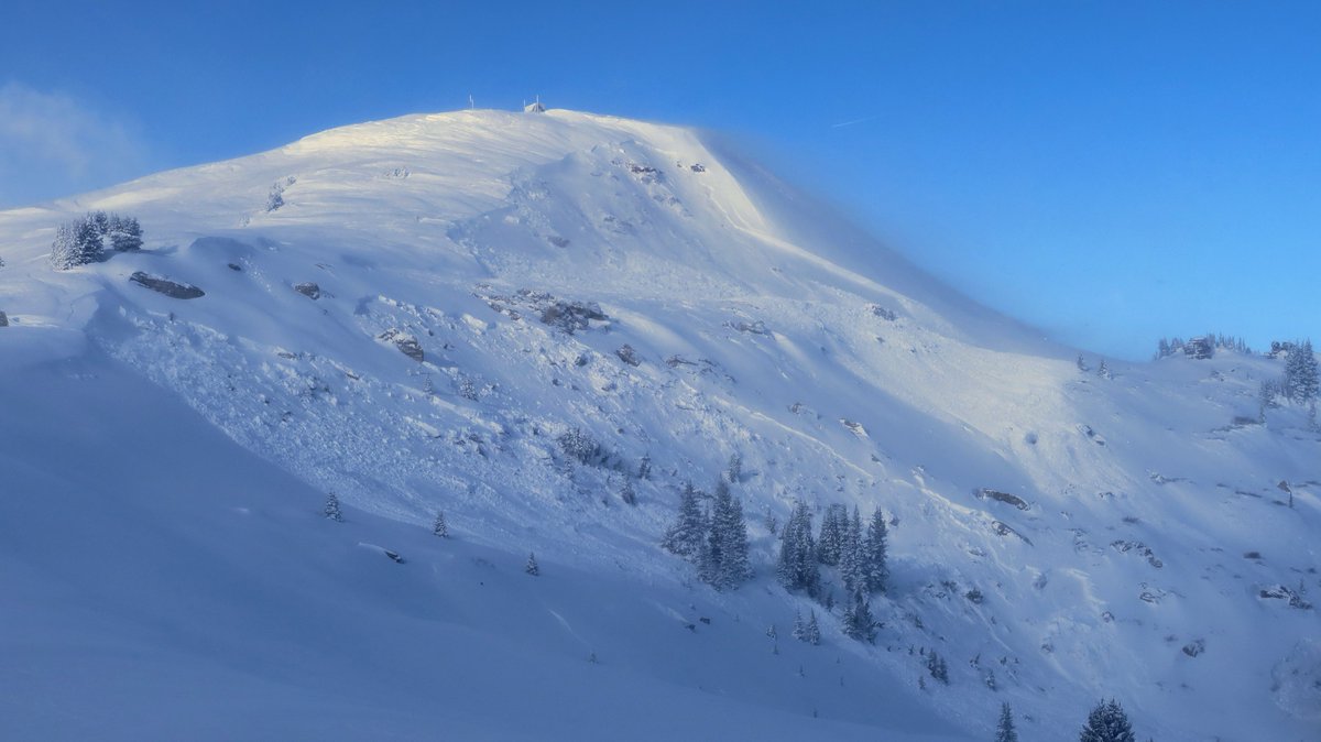COAvalancheInfo's tweet photo. #CAICSawatch HIGH(4of5) An Avalanche Warning is in effect. You can easily trigger a large and dangerous avalanche. Snowfall and strong winds throughout the day will further increase the danger. Traveling on or under avalanche terrain is not recommended. https://t.co/kiL9xx9SKi https://t.co/8UtlUyeQmu