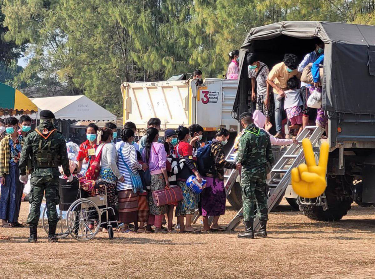 Aid groups &amp; Royal Thai Army in Thai-Myanmar border area, are providing humanitarian aids to Myanmar refugees in Maesot &amp; border patrols are also being stepped up. #WarCrimesOfJunta #Dec26Coup   #WhatsHappeningInMyanmar