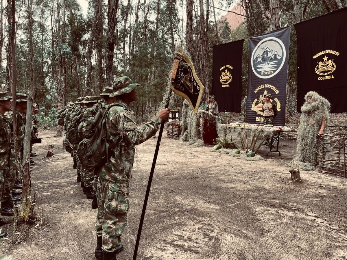 ejercito_cedoc's tweet photo. Nuestra motivación diaria... Colombia. Por ello, continuamos el entrenamiento, inspirados en la seguridad y defensa de usted y su familia. 

#SomosSuEjército https://t.co/XBx4EPqakg