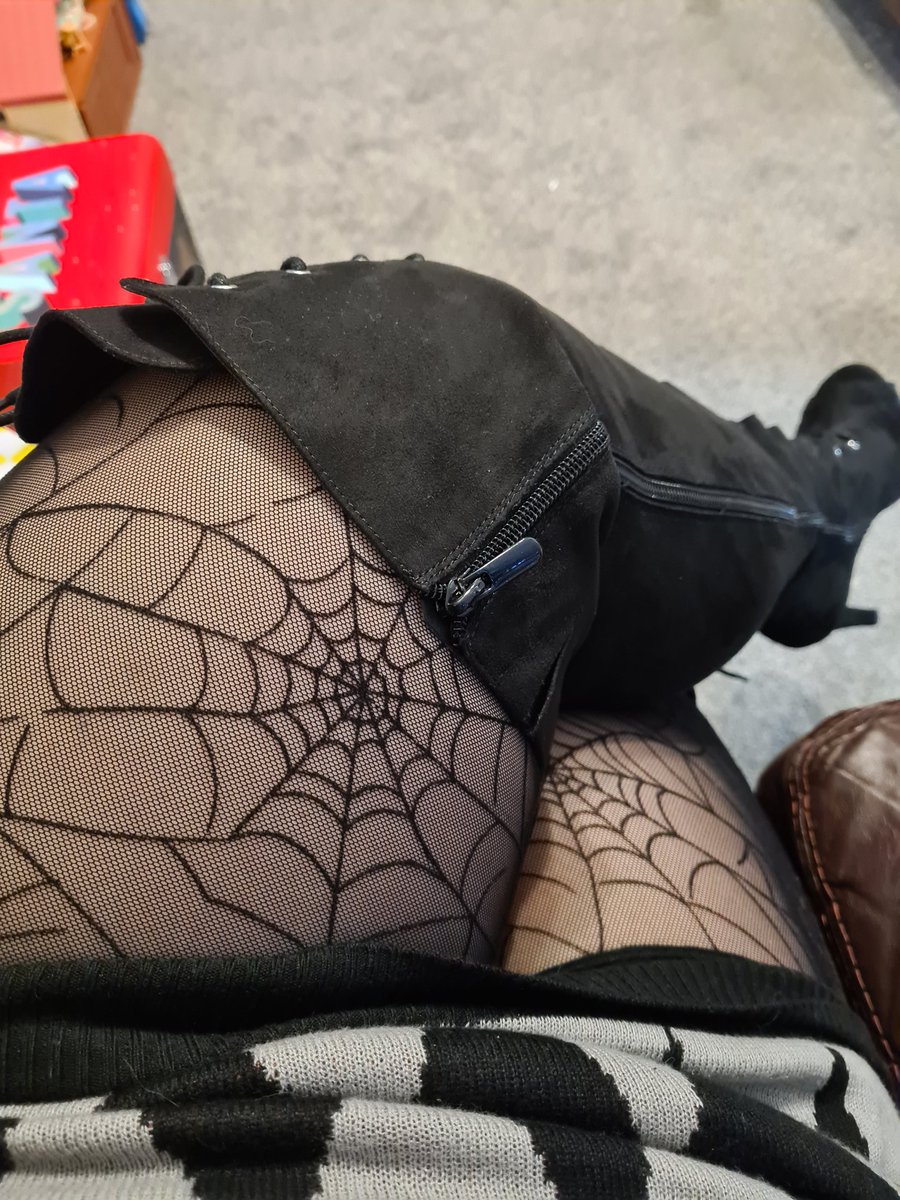 Imagine being on your knees 

Imagine staring up at these boots

Begging for my heel 

Begging for a sniff