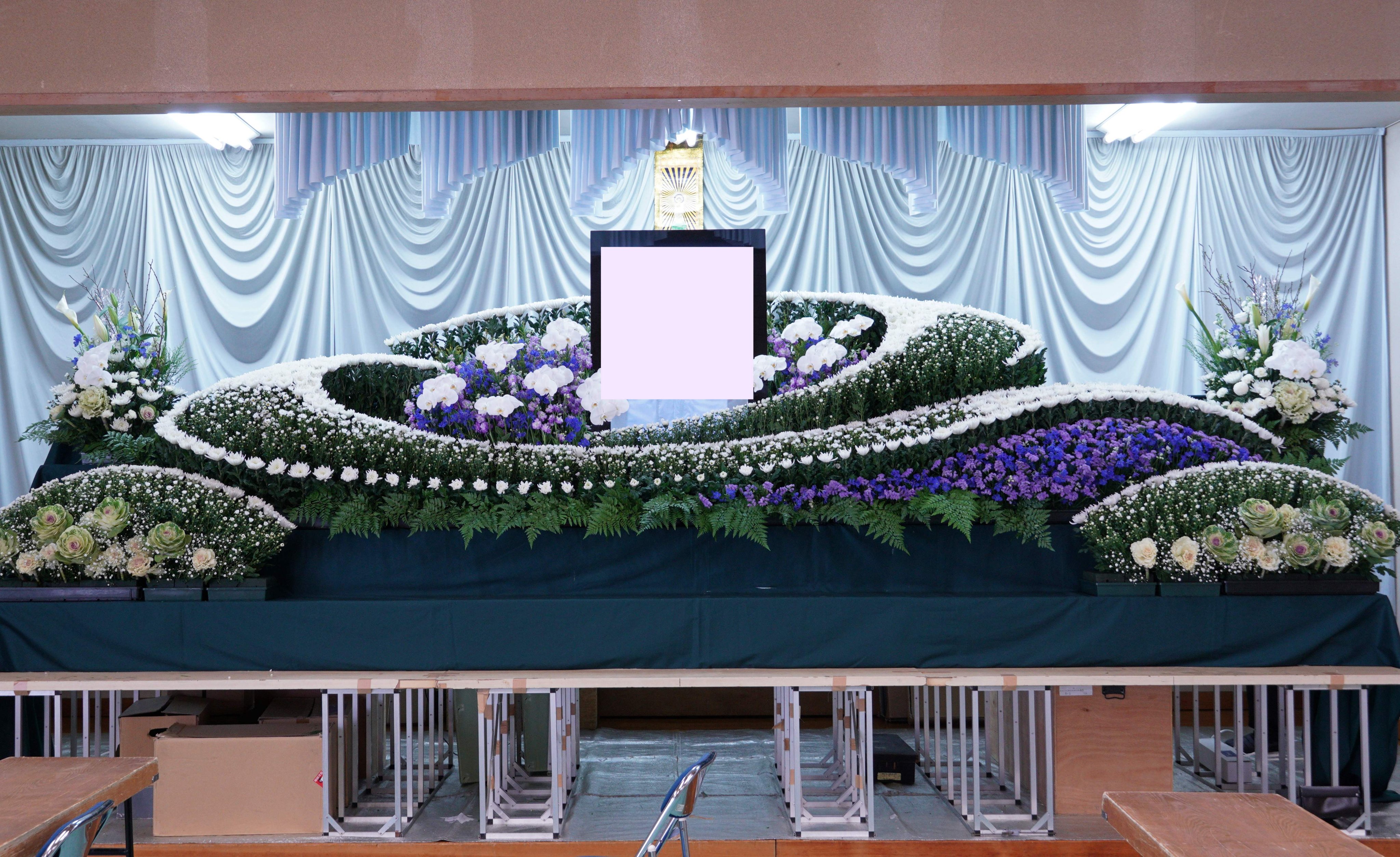 旅する花屋 Florist Shin 太田親平 葬儀 家族葬 生花祭壇 挿し方 作り方 デザイン 3間 約540 一部四段 非対称花祭壇 製作時間3時間 T Co Xq6vawedxq Youtubeより Flowers 花祭壇 生花祭壇 T Co Co6jdnthny Twitter